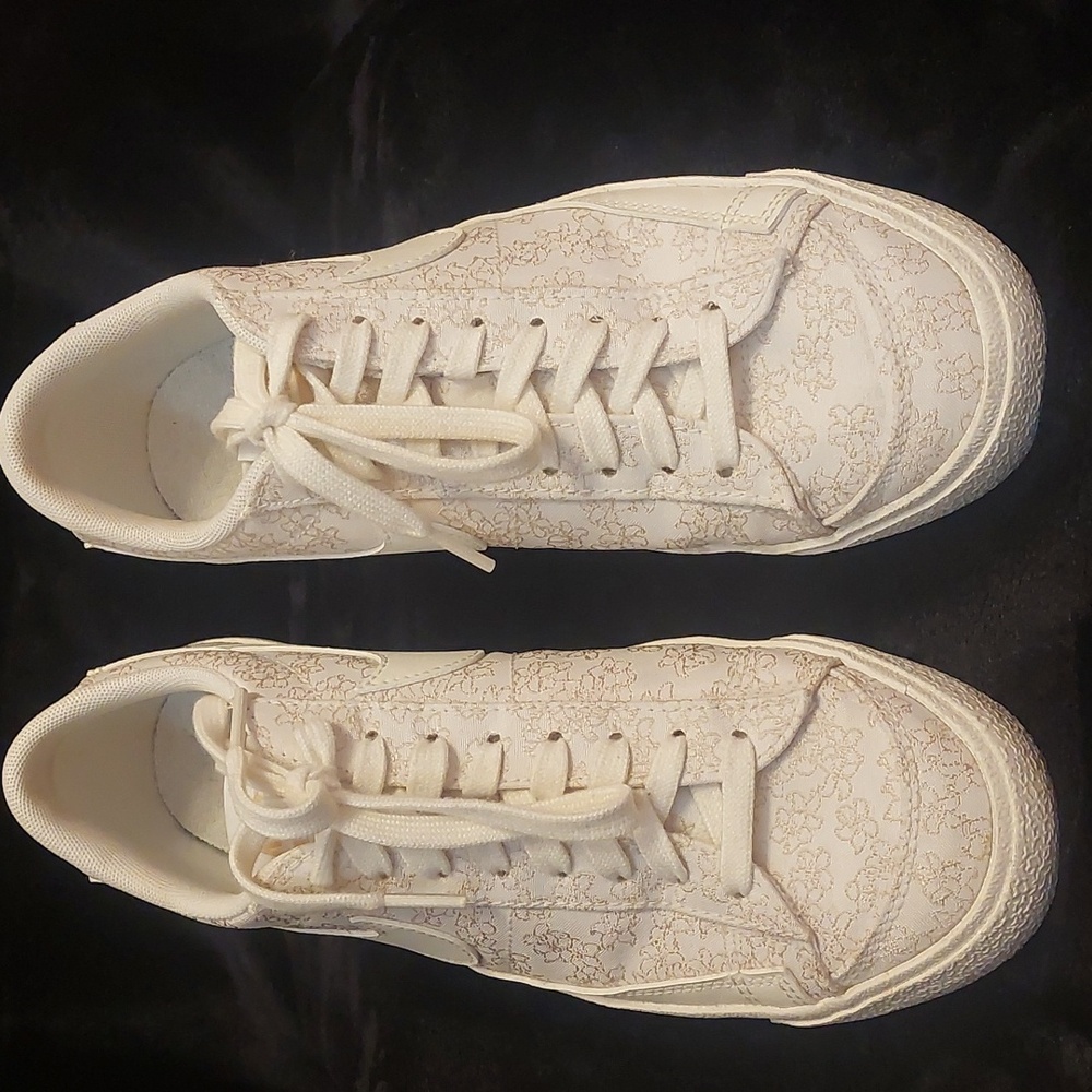 Nike women's sneaker's size 9.5 gently used.
